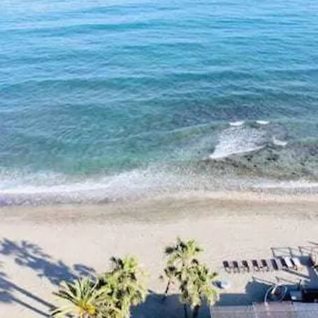 Large Modern Beach Front Apartment, Rooftop Pool!! *