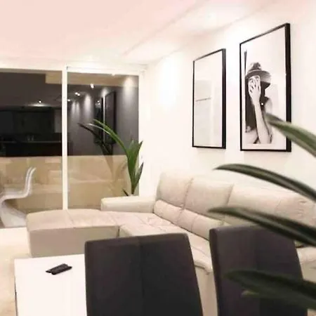 Large Modern Beach Front Apartment, Rooftop Pool!! Μαρμπέλλα