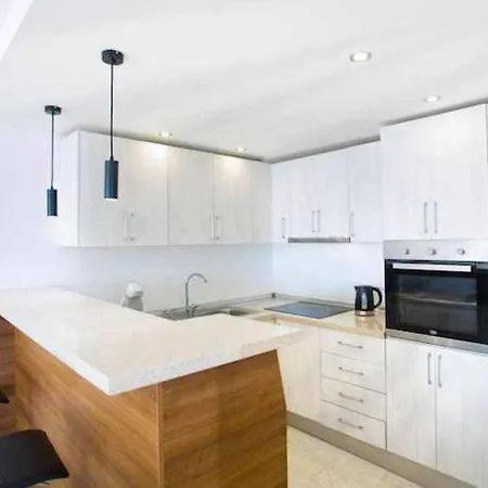Διαμέρισμα Large Modern Beach Front Apartment, Rooftop Pool!! Μαρμπέλλα