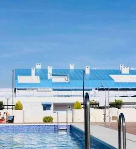 Large Modern Beach Front Apartment, Rooftop Pool!! アパート