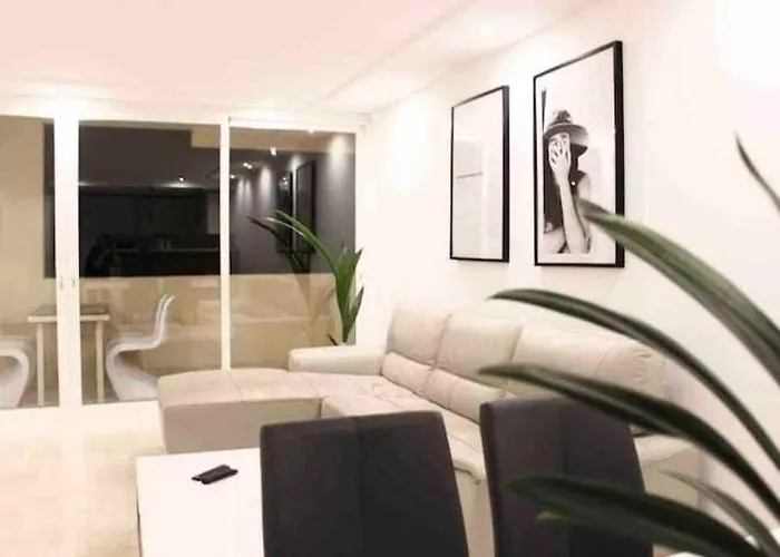 Large Modern Beach Front Apartment, Rooftop Pool!! マルベーリャ