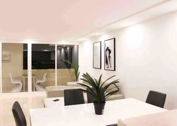 Large Modern Beach Front Apartment, Rooftop Pool!! アパート マルベーリャ