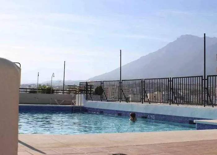 Large Modern Beach Front Apartment, Rooftop Pool!! アパート マルベーリャ