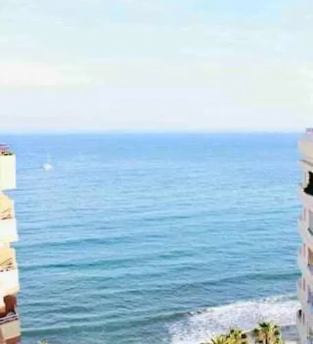 Large Modern Beach Front Apartment, Rooftop Pool!! * マルベーリャ