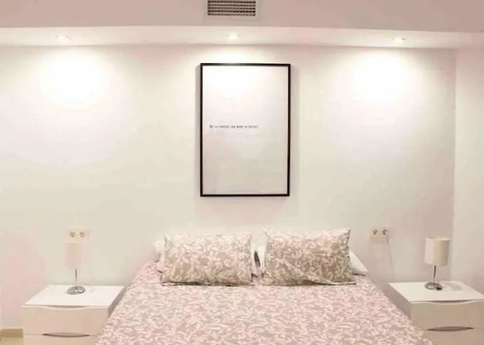 Large Modern Beach Front Apartment, Rooftop Pool!! マルベーリャ