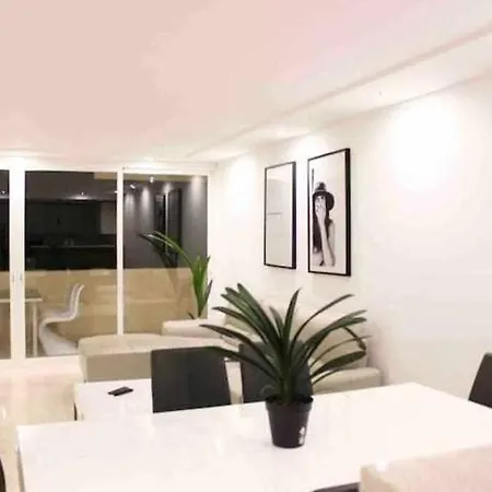 Large Modern Beach Front Apartment, Rooftop Pool!! Appartement Marbella